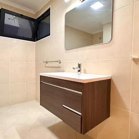 Coastal Comfort At Riverside - 4 Min To Airport! Гостевой дом