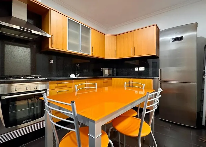 Coastal Comfort At Riverside - 4 Min To Airport! 招待所