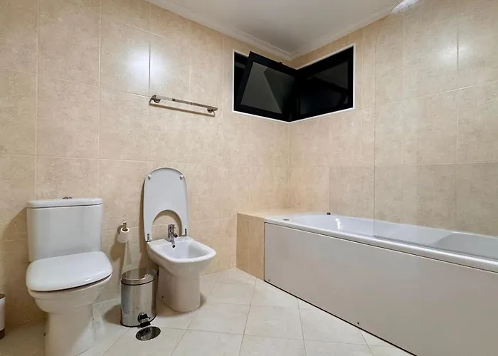 Coastal Comfort At Riverside - 4 Min To Airport! 招待所 *