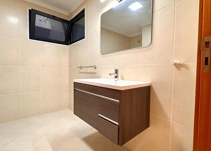 Coastal Comfort At Riverside - 4 Min To Airport! 招待所